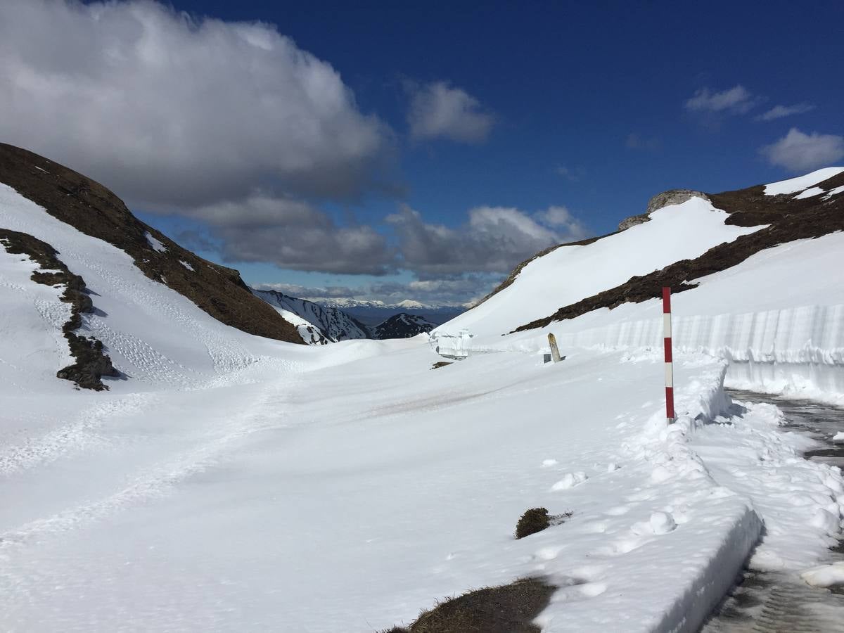 Un nevero de seis metros tapona Lunada
