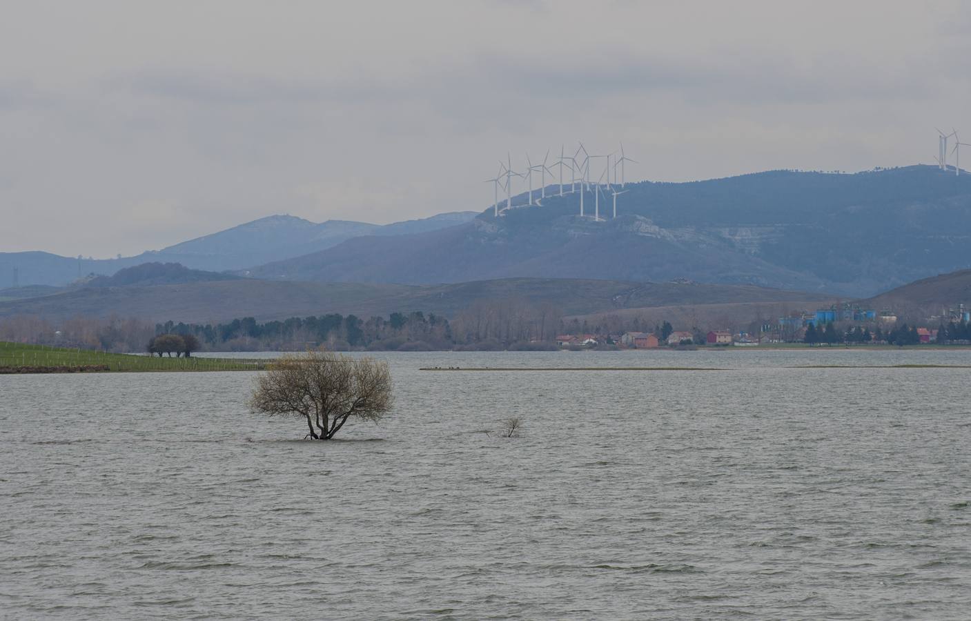 El desnieve alimenta al pantano del Ebro