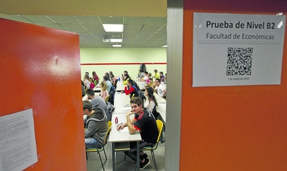 Multitudinario examen de inglés en las facultades de Derecho y Económicas