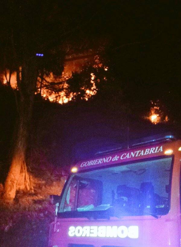 Un incendio en Pechón obliga a cortar la carretera