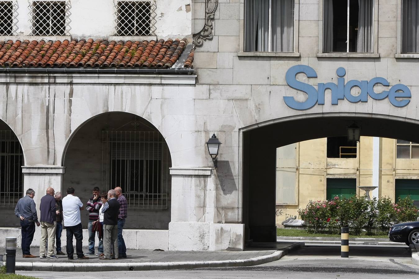 Sniace da marcha atrás en la reversión de los despidos