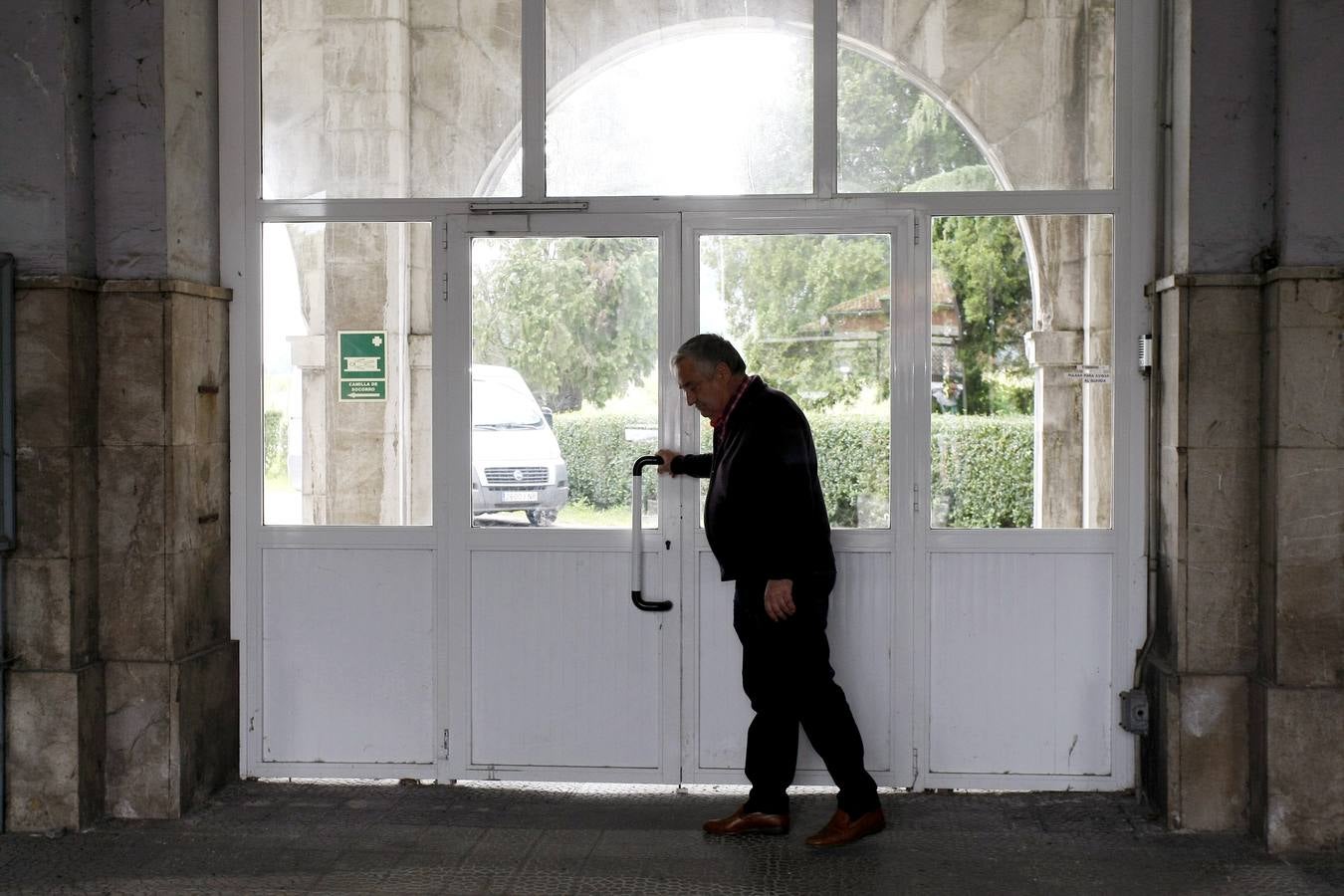 Sniace se "reinventa" con la firma de un acuerdo laboral que permitirá abrir la fábrica en dos meses