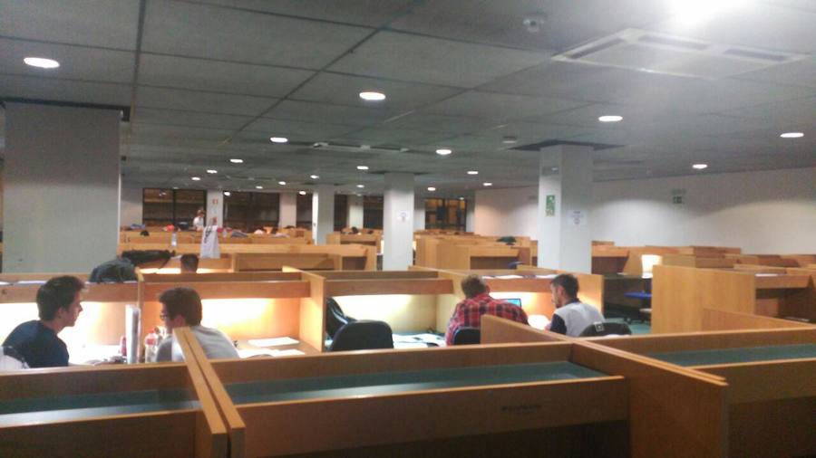 Más de 50 estudiantes secundaron el encierro nocturno en el Paraninfo de la UC