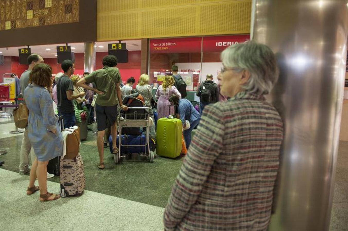 Pasajeros afectados por el desvío del vuelo a París