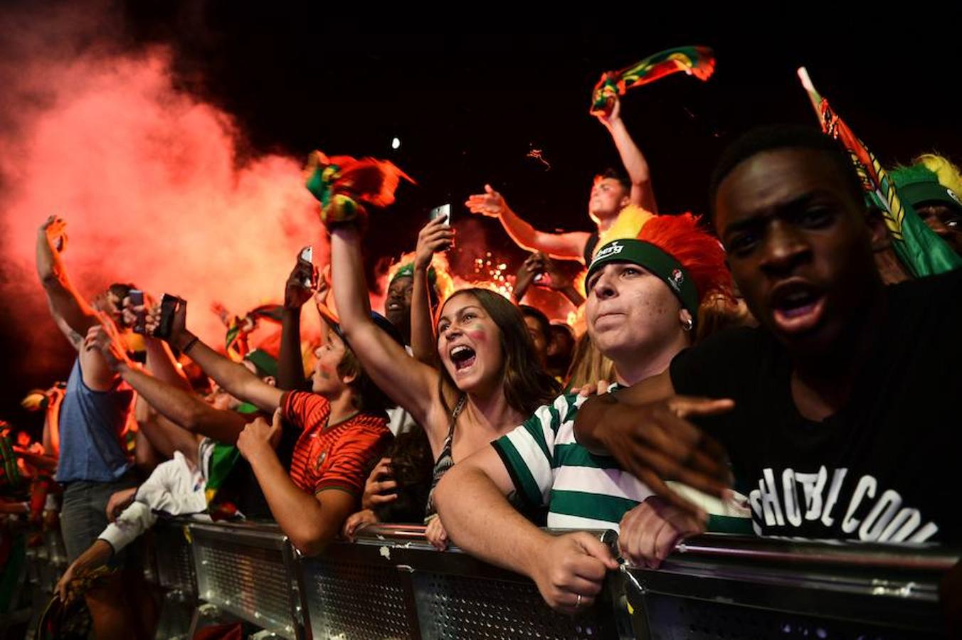 Los portugueses salen a celebrar la victoria de su selección