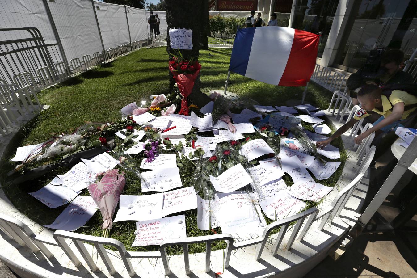 El mundo se llena de flores y velas