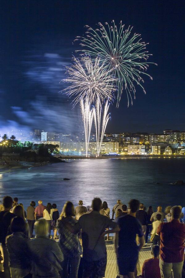 Fuegos artificiales en El Sardinero por las fiestas de Santiago