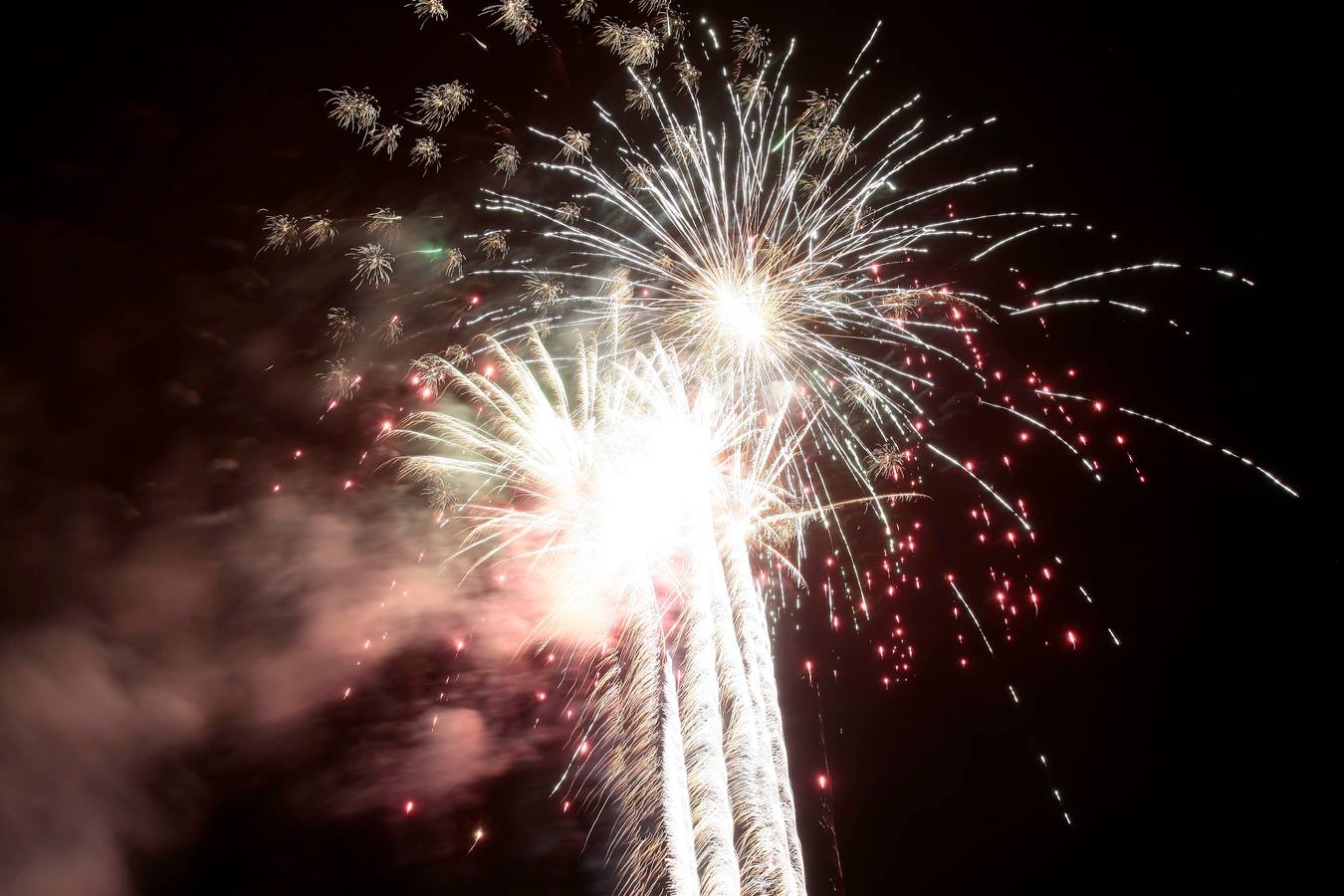 Los fuegos artificiales iluminaron el cielo de Suances