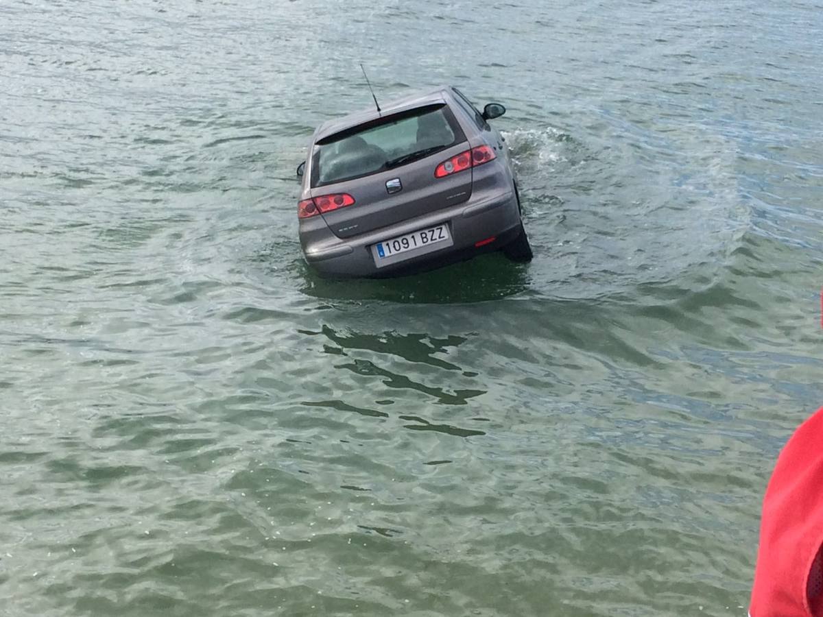 Coche hundido en Los Peligros
