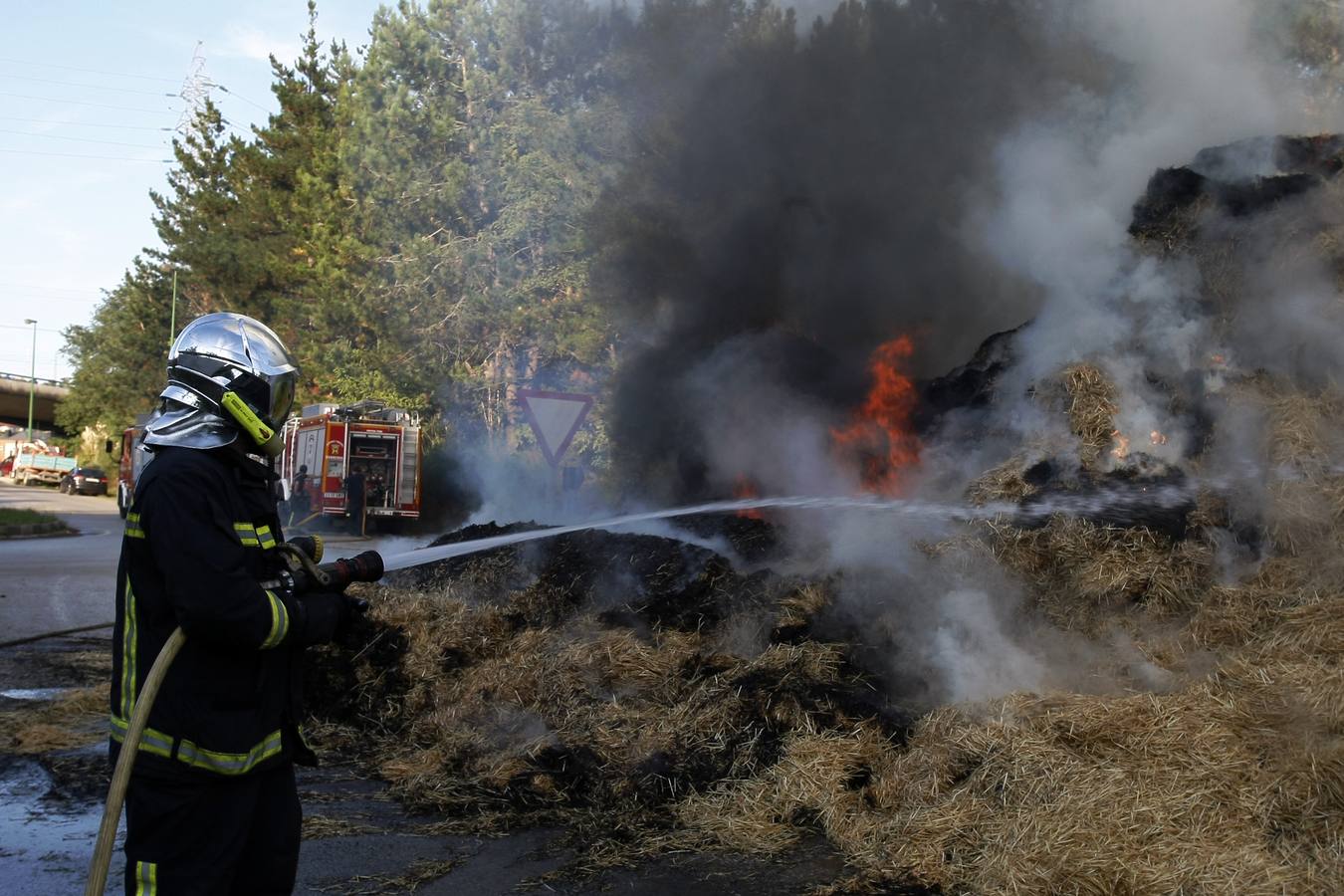 Arde un remolque con paja en Ganzo