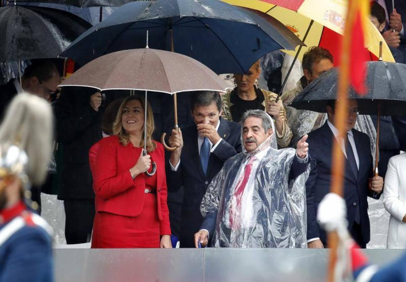 Revilla, entre Susana Díaz y Javier Fernández en el desfile de Madrid