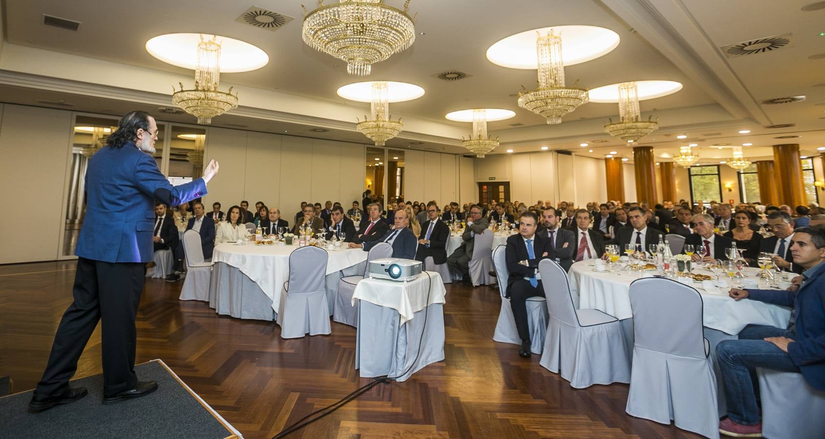 Niño-Becerra, en el Foro Económico