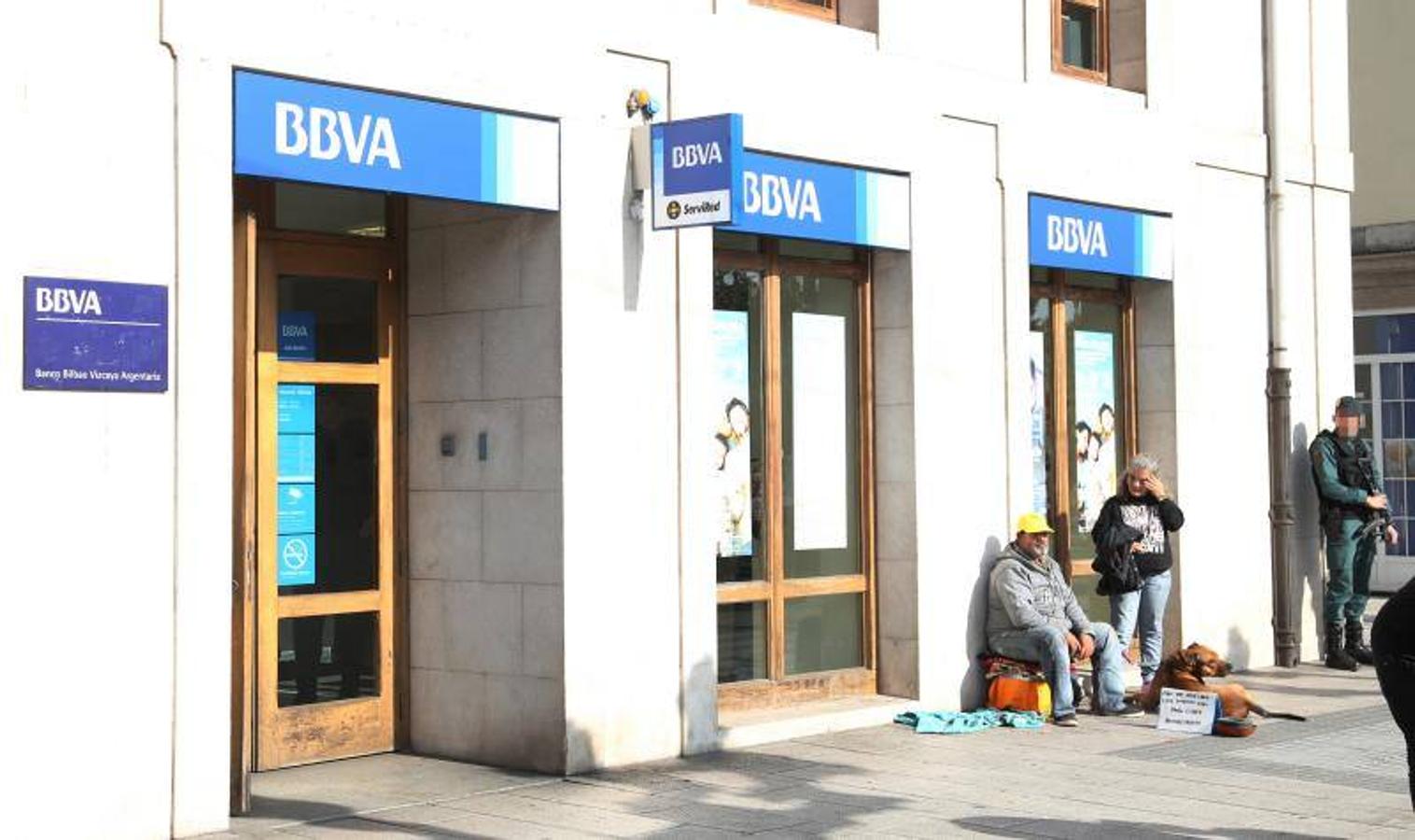 Despliegue de la Guardia Civil ante el BBVA del Paseo de Pereda