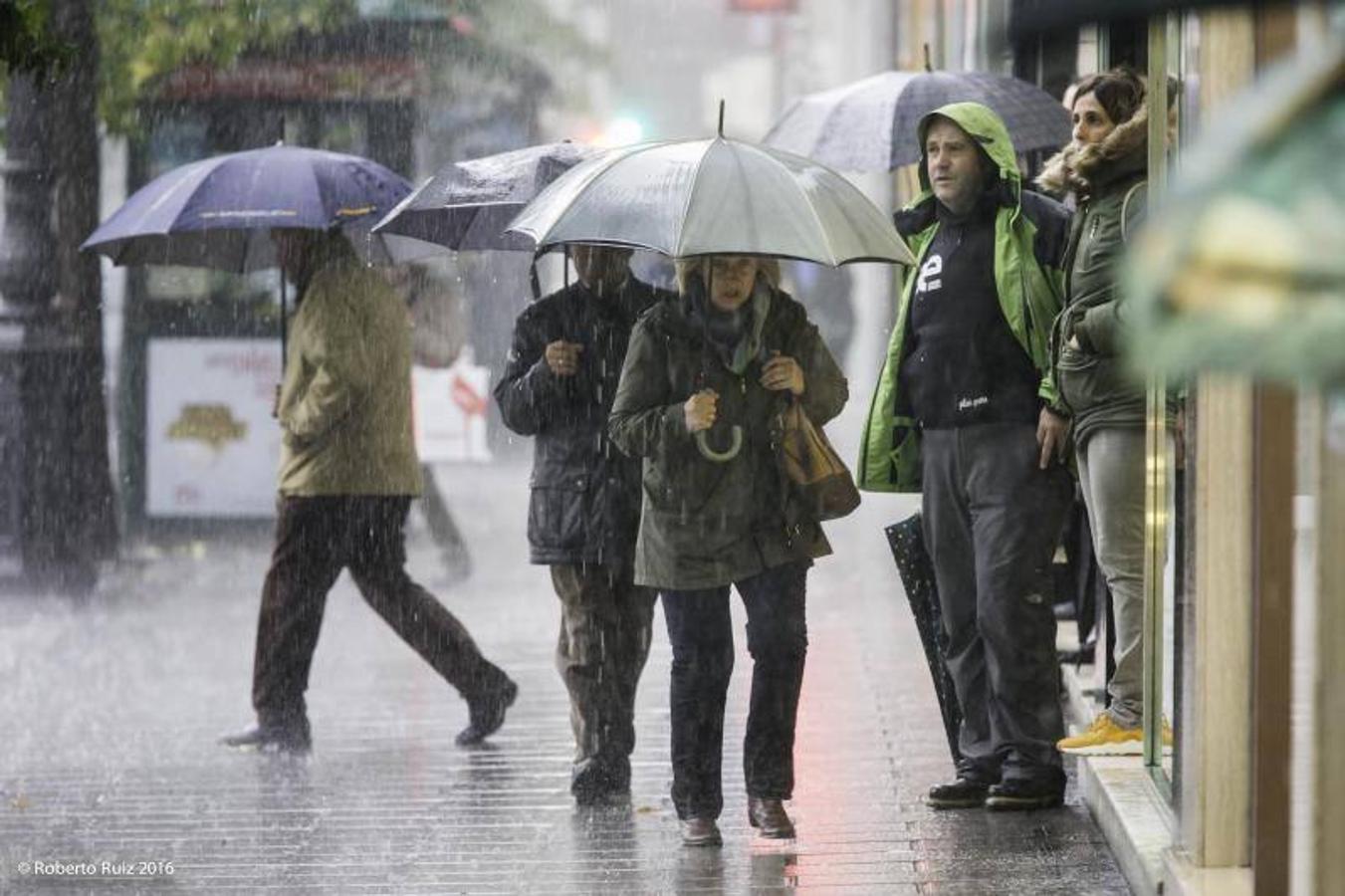 De paseo por Santander bajo la intensa lluvia de este sábado