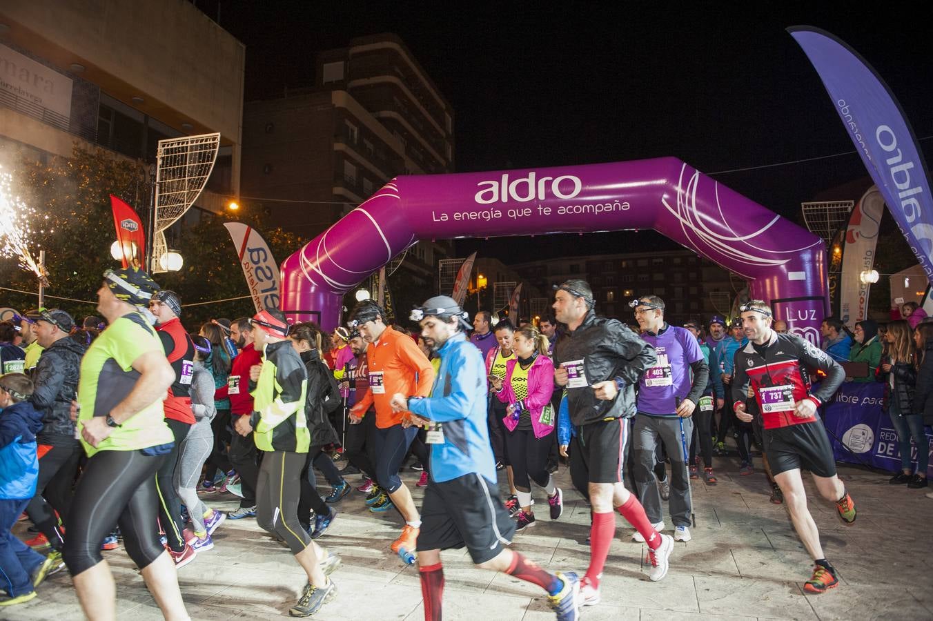 Miles de deportista en la Aldro Night City Trail