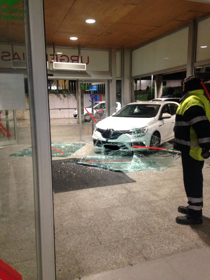 Empotra su coche en Urgencias