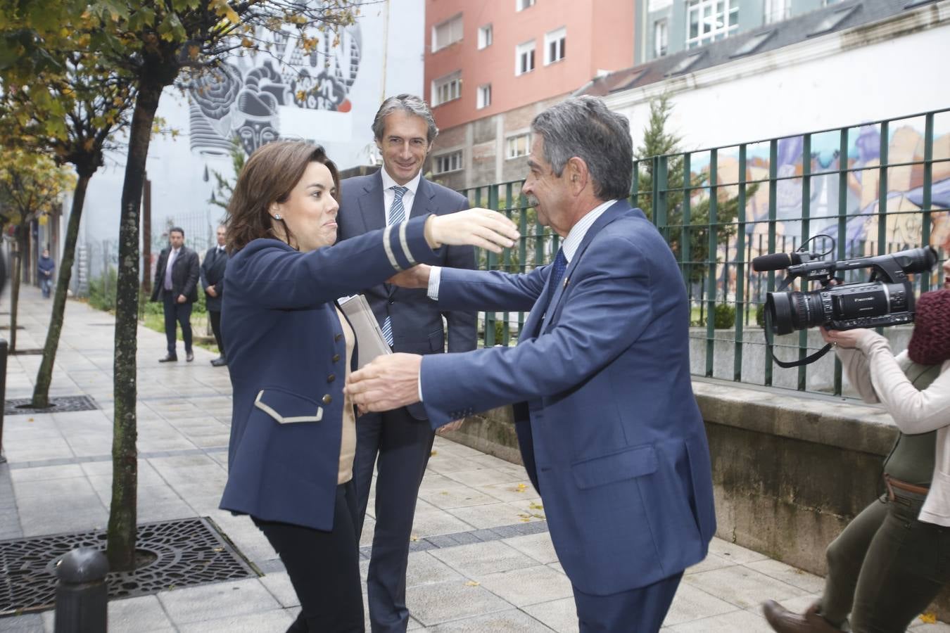 Revilla se reúne con De la Serna y Sáenz de Santamaría