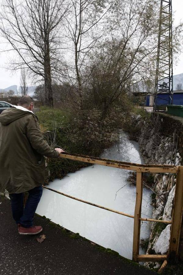 Un río de color blanco