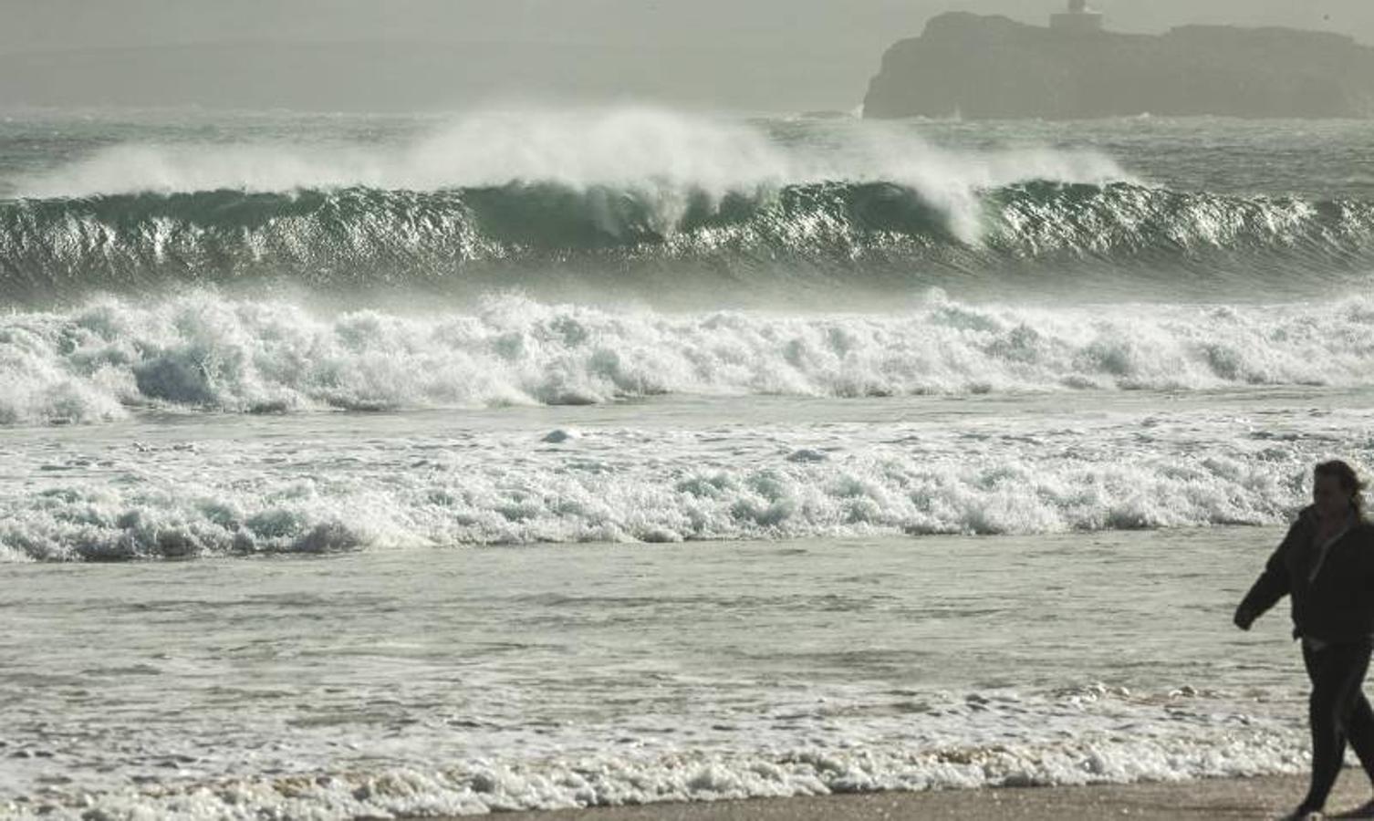 Impresionantes olas este lunes en Cantabria, en alerta naranja por mala mar