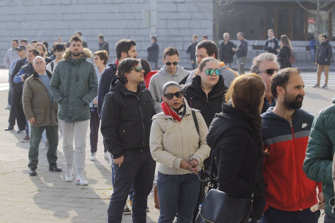 Colas para comprar entradas para el partido del Racing frente a La Cultural Leonesa