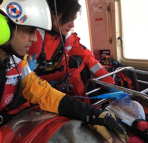 Rescatado un pescador que se había caído por un acantilado en Tagle