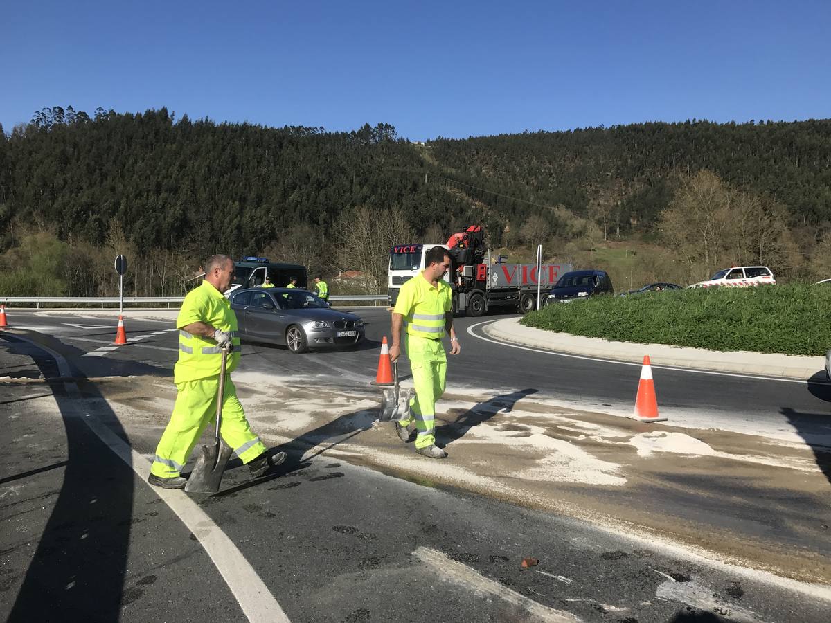 Vuelca un camión con troncos de madera en la A-8