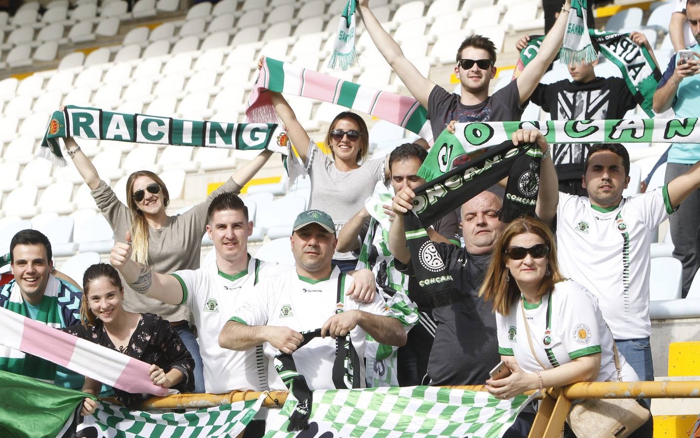 Las mejores imágenes del partido del Racing en León con las gradas repletas de aficionados verdiblancos