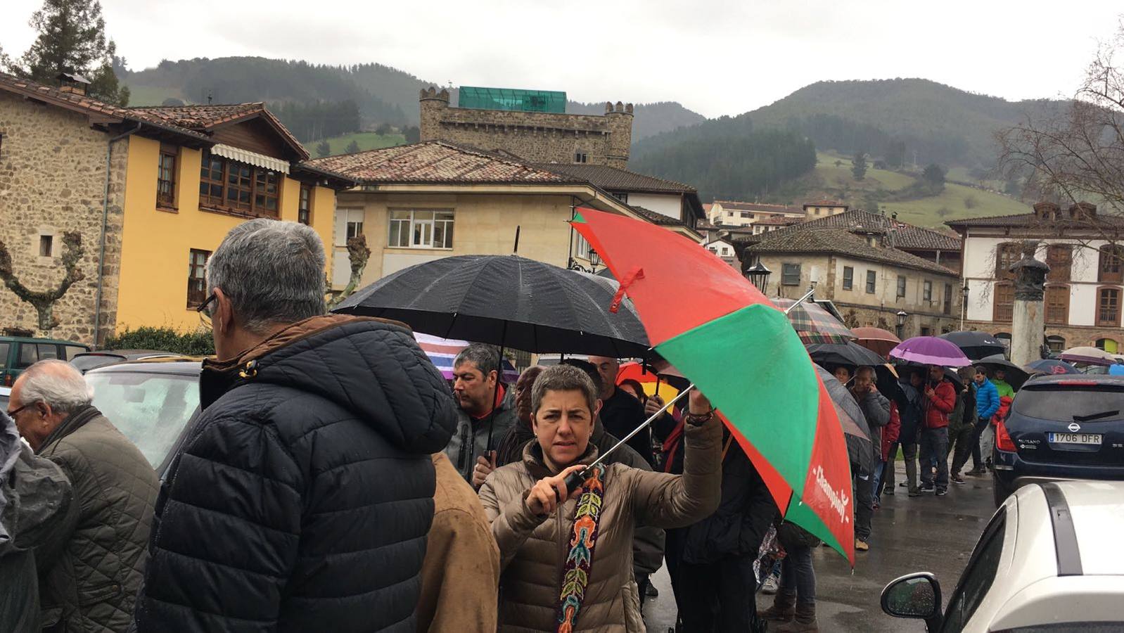 Colas en Potes para comprar las últimas entradas del concierto de Jarre