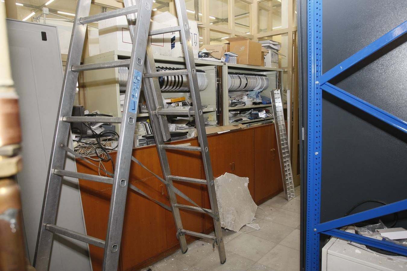 Se desprende el falso techo del viejo ayuntamiento de Torrelavega