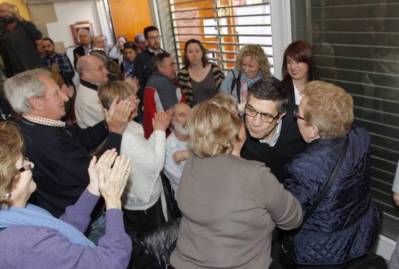 El aspirante a liderar el PSOE, Patxi López, en un encuentro con militantes en Torrelavega