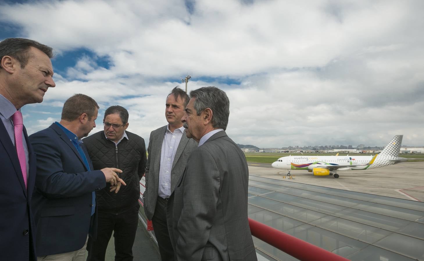 El avión de Vueling que promociona el Año Jubilar Lebaniego en Europa aterriza en el Seve Ballesteros