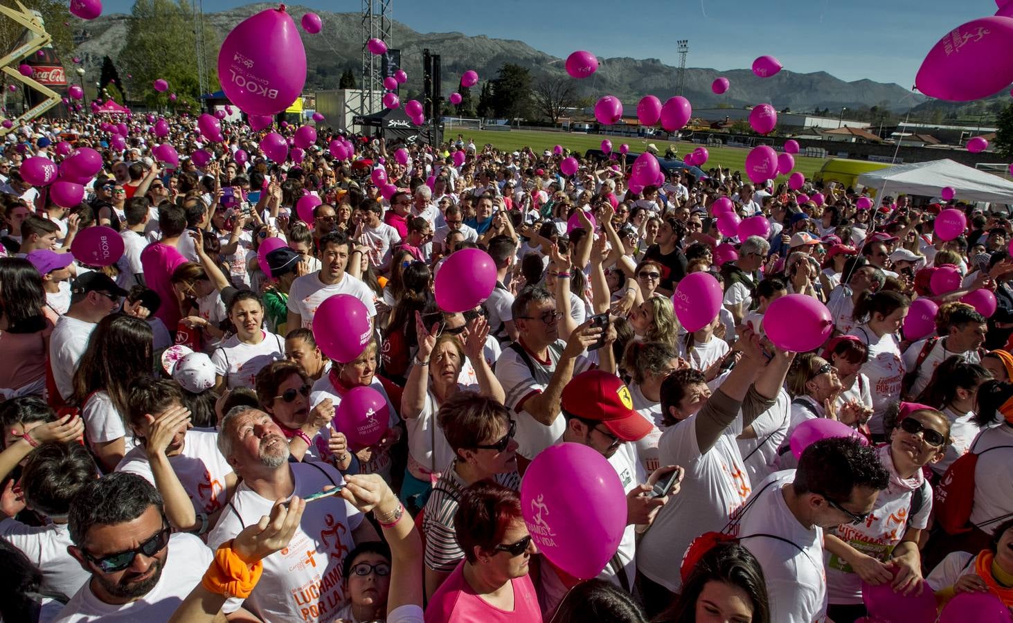 Multitudinaria marcha 'Luchamos por la vida' en Los Corrales