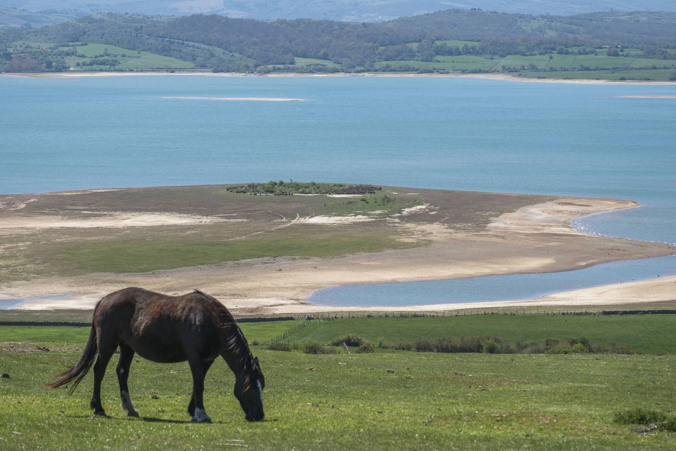 El pantano del Ebro, a la mitad de agua que hace un año