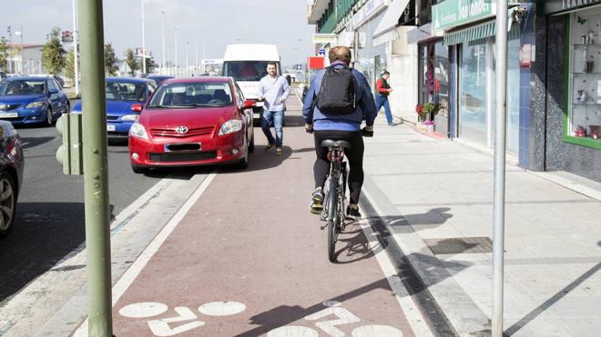 Un día de obstáculos en el carril bici de Santander