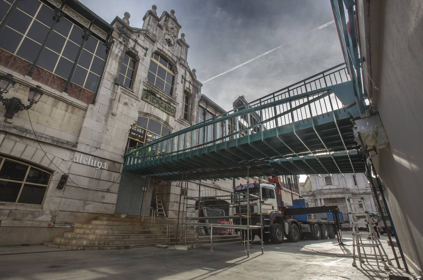 Imágenes de la colocación de la pasarela