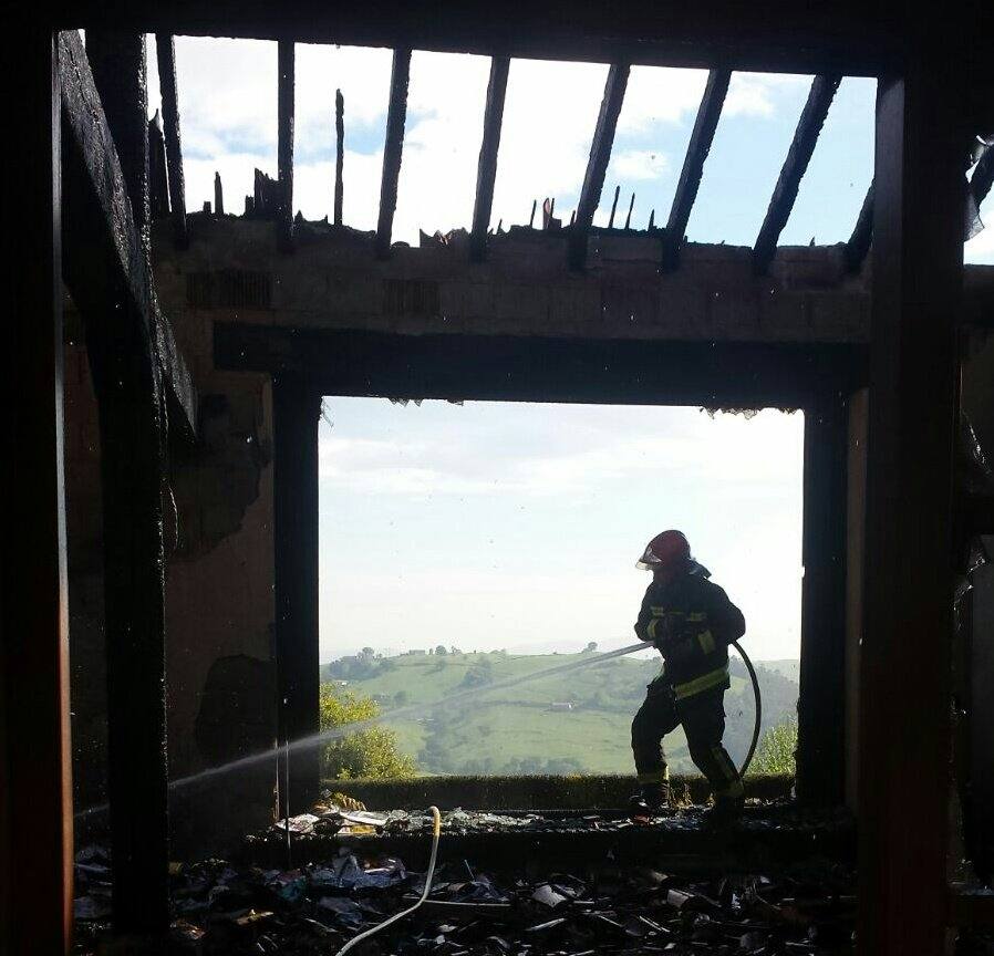 Dispositivo de extinción del incendio en una cabaña de Liérganes
