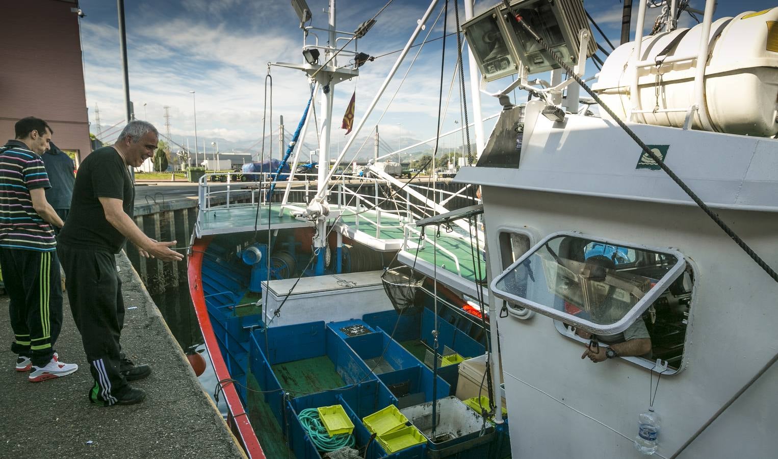 Descarga de pescado en los puertos de Colindres y Santoña