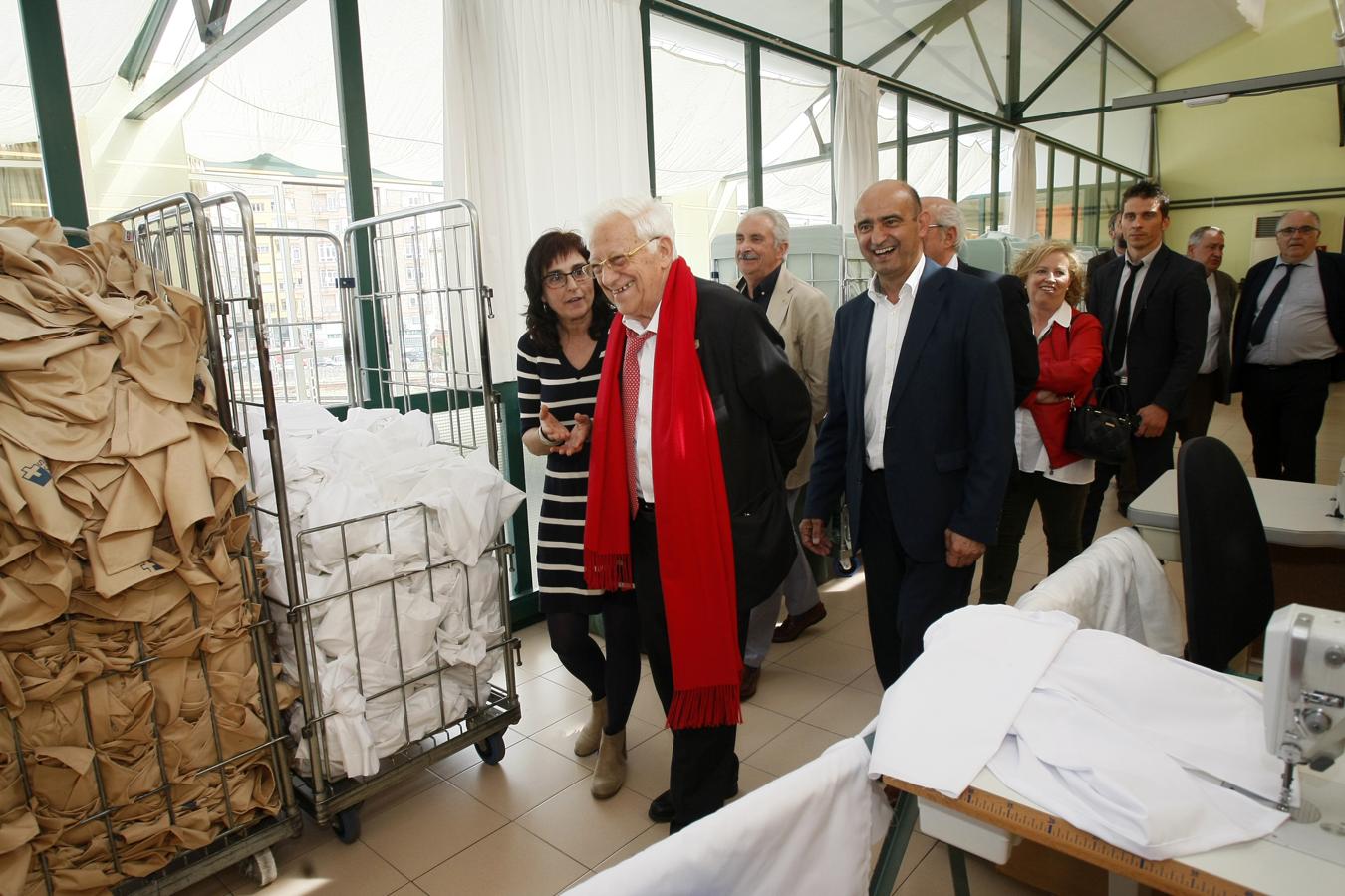 El Padre Ángel visita el centro Amica de Torrelavega