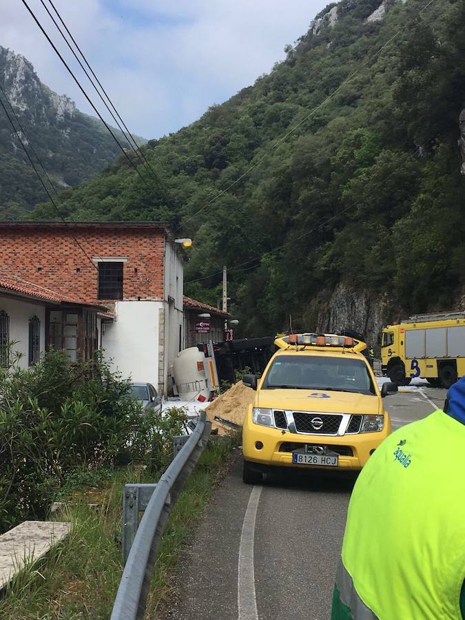 Camionero muerto y vertido de gasoil