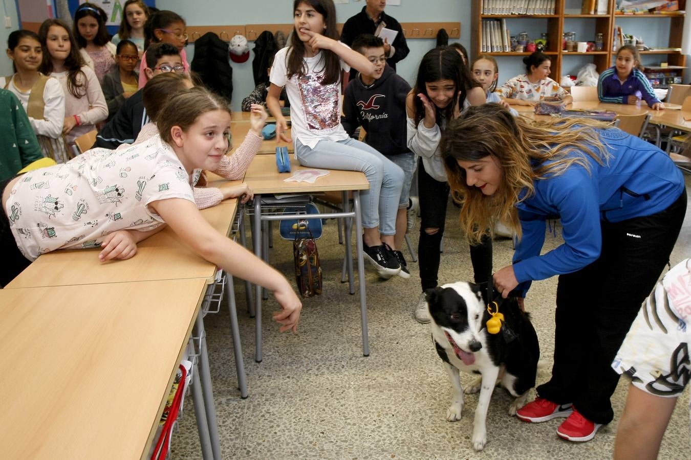 Los niños aprenden a cuidar a los animales