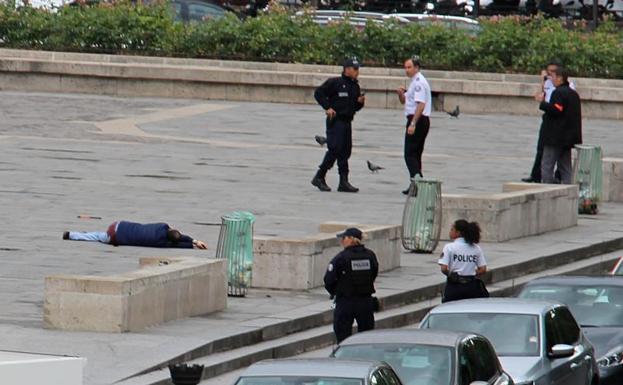 Así fue el ataque contra un policía en la catedral de Notre Dame