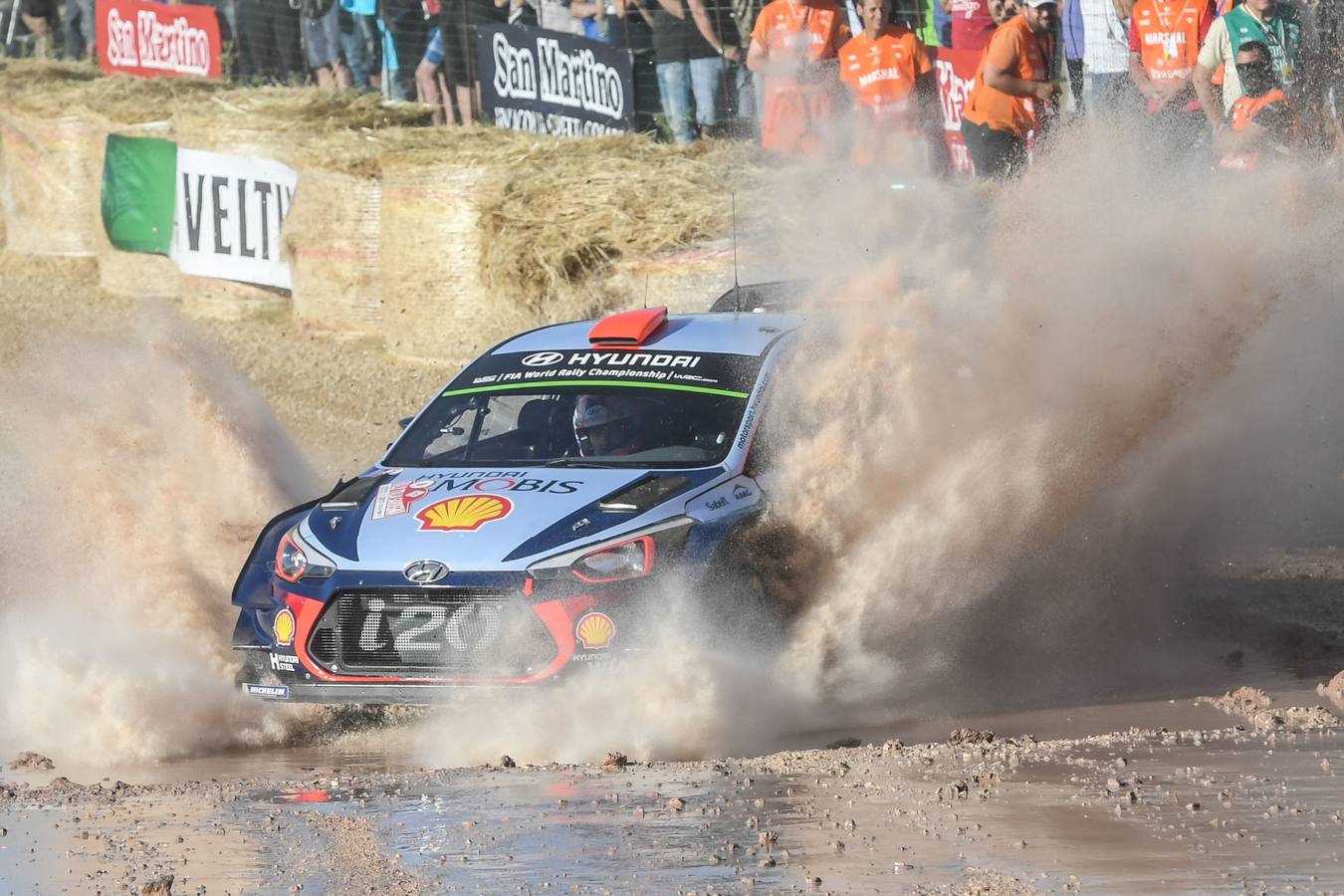 Dani Sordo comienza tercero en Cerdeña