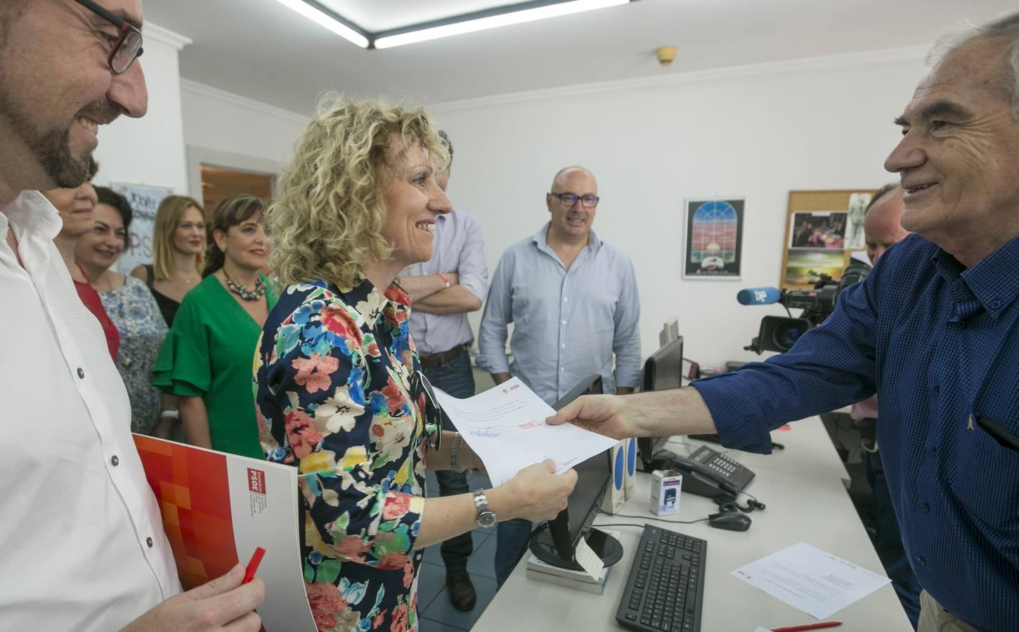 Eva Tezanos presenta su candidatura en la sede del PSOE cántabro