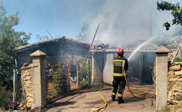 Extinguen un incendio en un garaje y un cenador en Villanueva