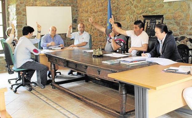 El alcalde de Santiurde asume solo el control tras romper el pacto con el PP