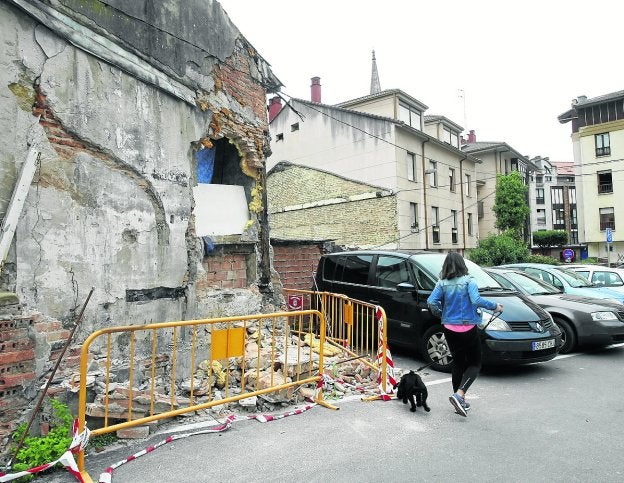 La casa en ruina de Novalina pone «en riesgo» a los usuarios