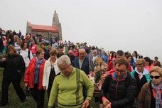 La niebla y el agua acompañan a la Virgen de la Salud en Áliva