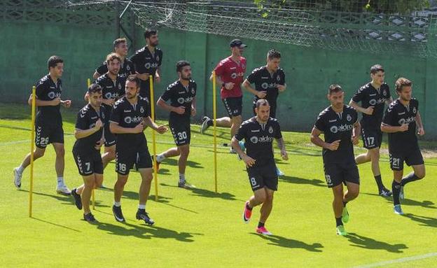 Diez futbolistas acaban contrato este viernes