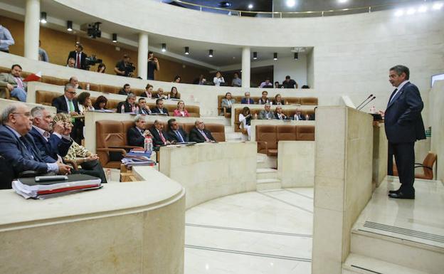 Revilla destaca el «avance» de Cantabria pese a los «atropellos» de Rajoy