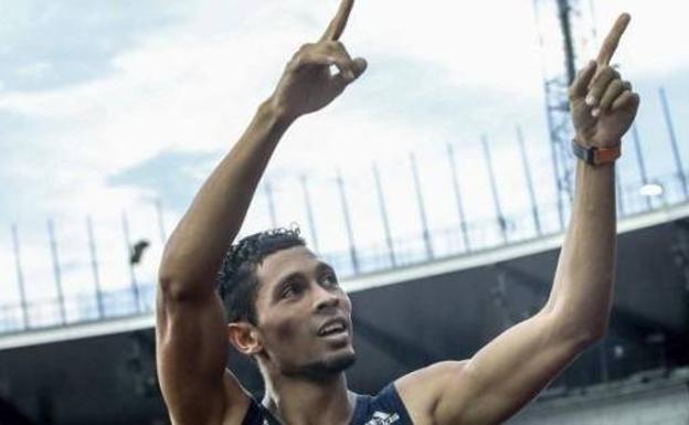 Van Niekerk sigue haciendo historia